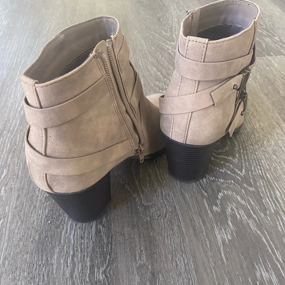 Soda Taupe Undine Suede Ankle Booties w/ Wrap Strap Detail Chic Festival Size 9 - Picture 4 of 5